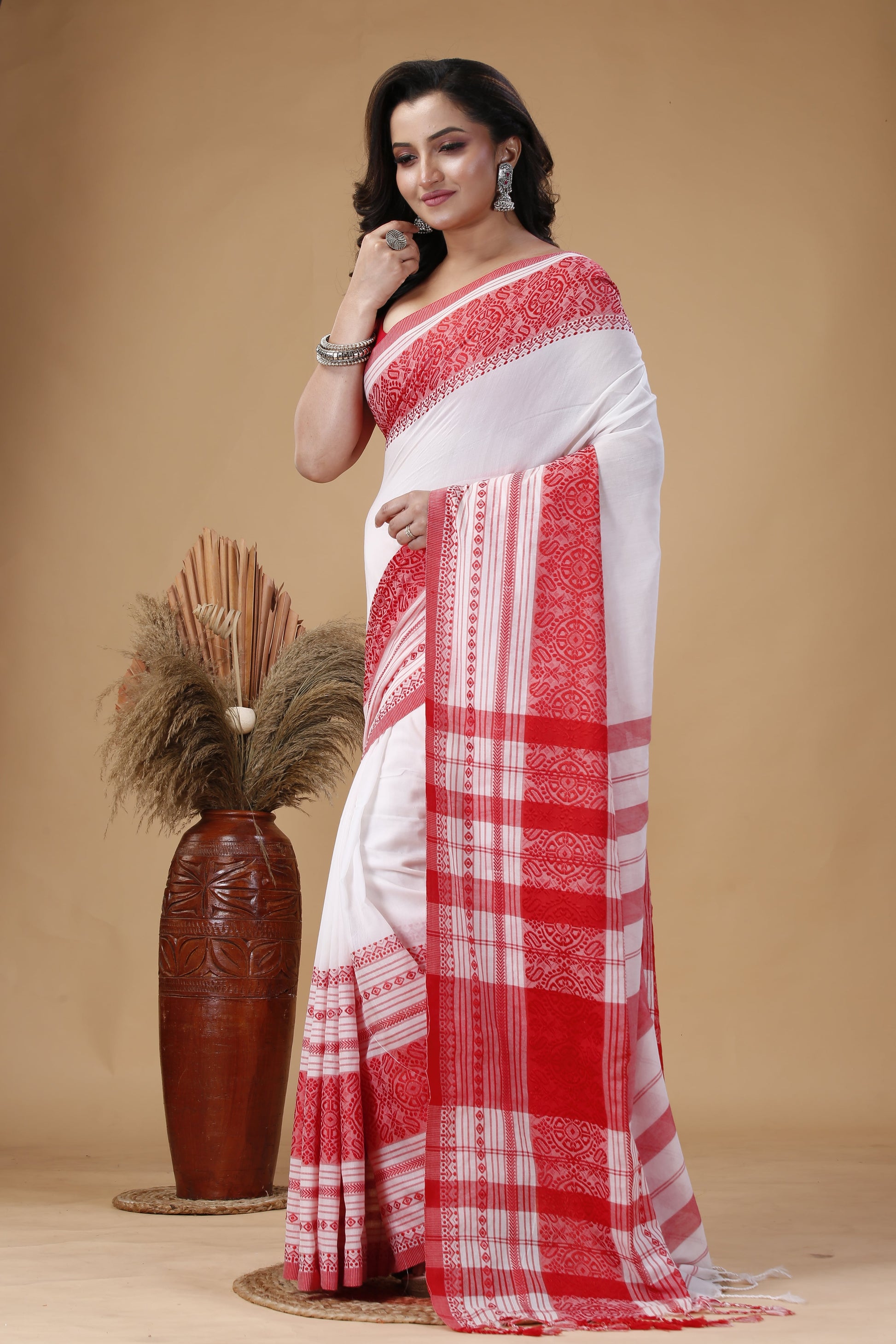 Handwoven ethnic Badhubaran saree from Nadia – traditional bridal saree with Bengali weaving style