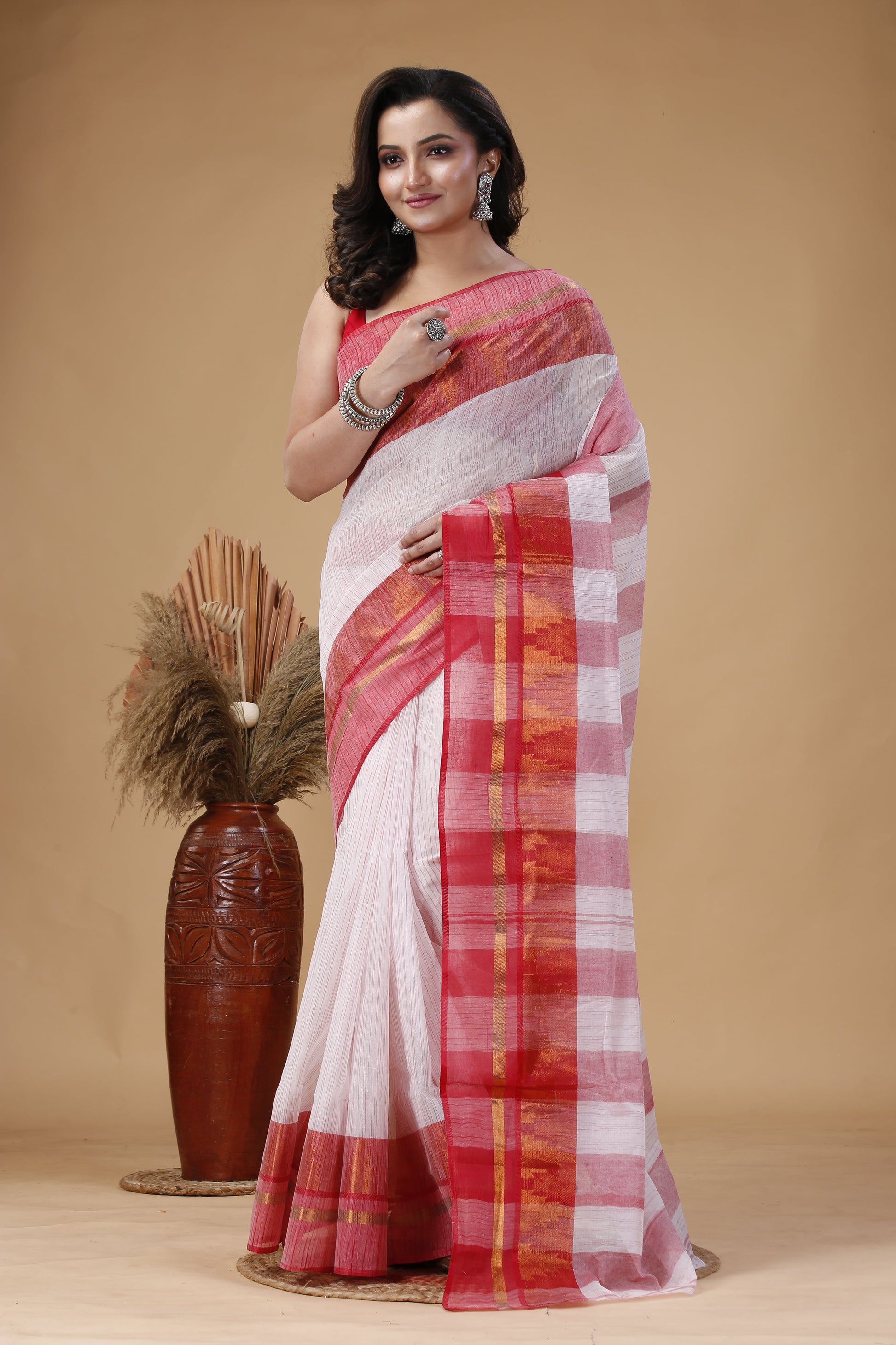 Traditional Taant saree with Nakshipaar border – handwoven Bengal cotton saree