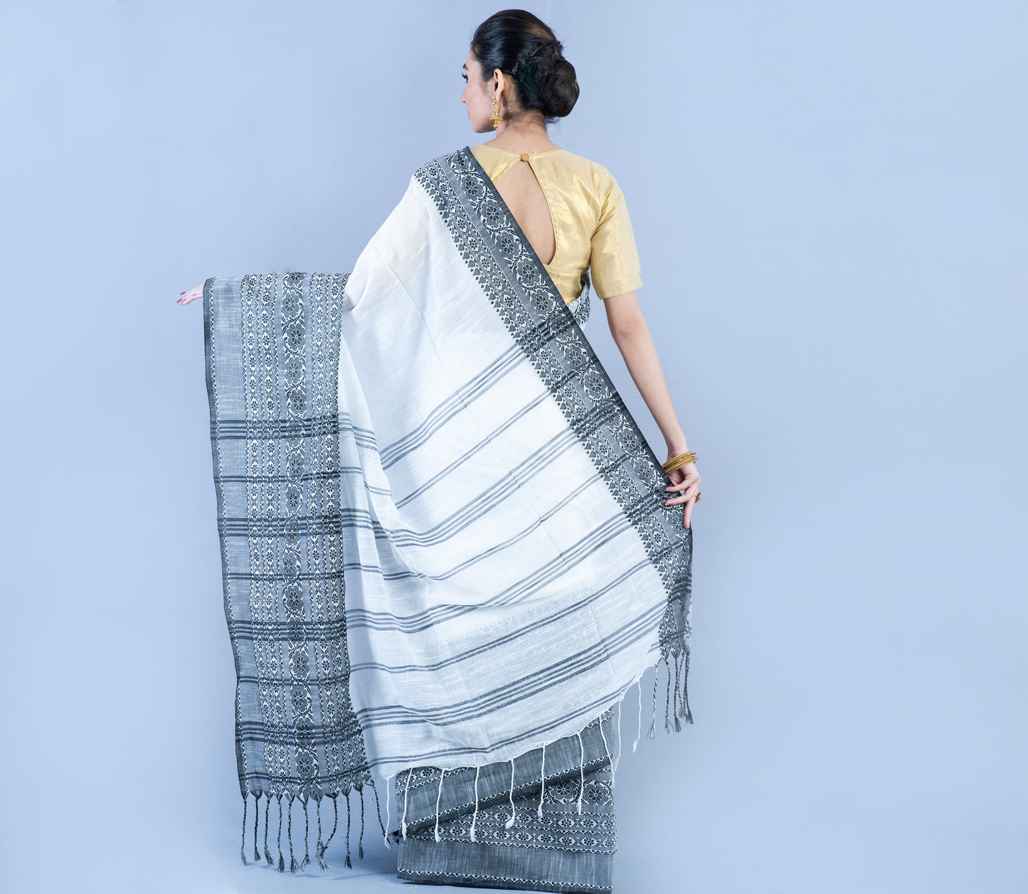 Handloom Saree White with Black Paar - ArtisanSoul
