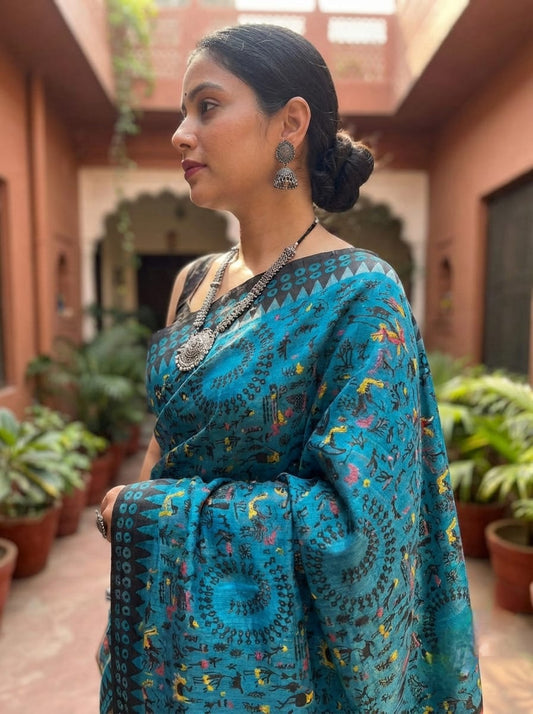 Celebrate timeless Indian artistry with this stunning&nbsp;Peacock Blue Madhubani Print Saree. 