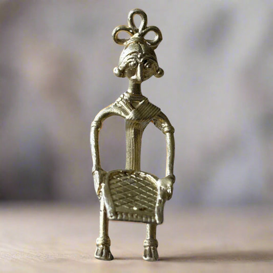 Handcrafted Dokra brass tribal lady with kulo tray – small figurine from Bankura, India