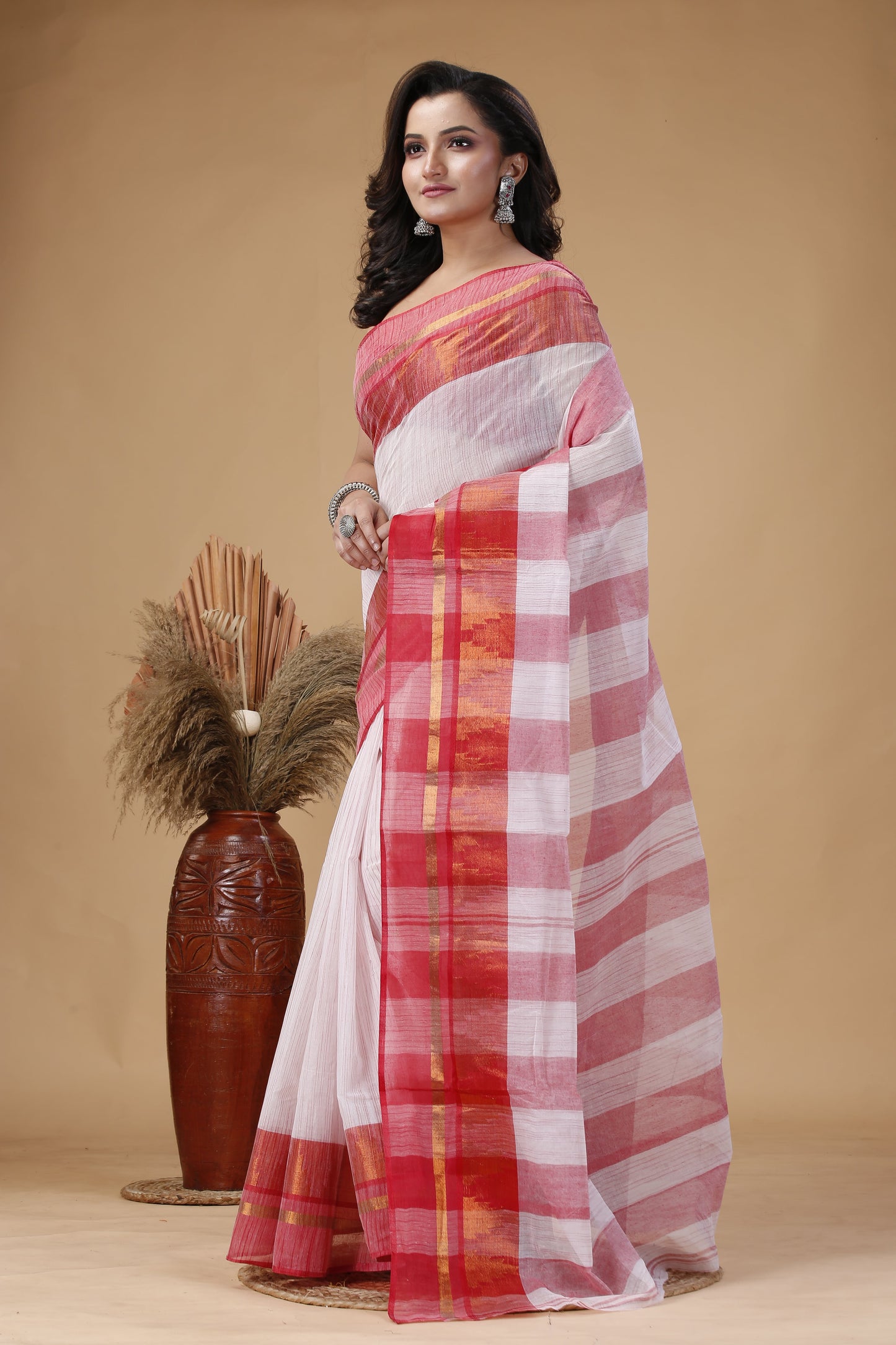 Traditional Taant saree with Nakshipaar border – handwoven Bengal cotton saree